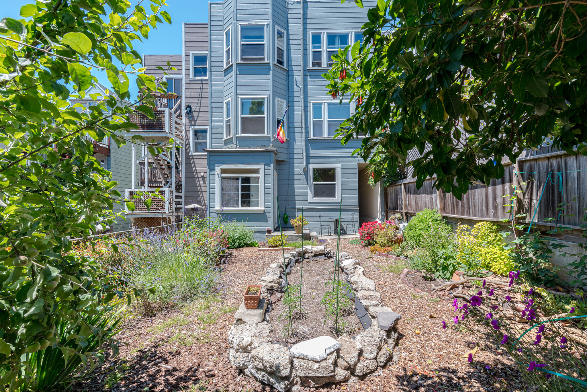 51 Diamond Building Photo 5