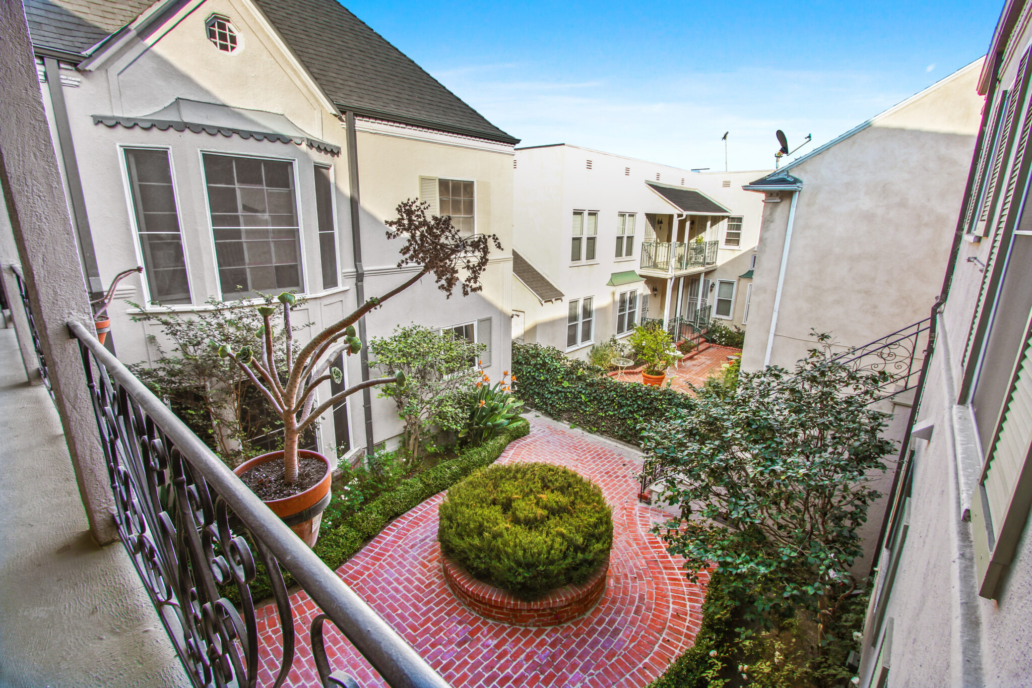 9619 West Olympic Building Photo 4