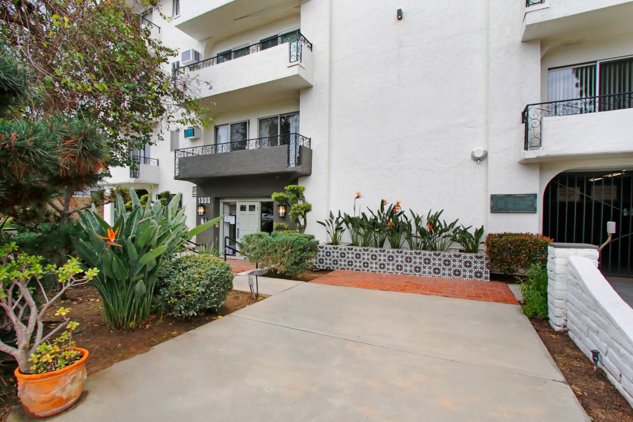 1333 North Martel Building Photo 4