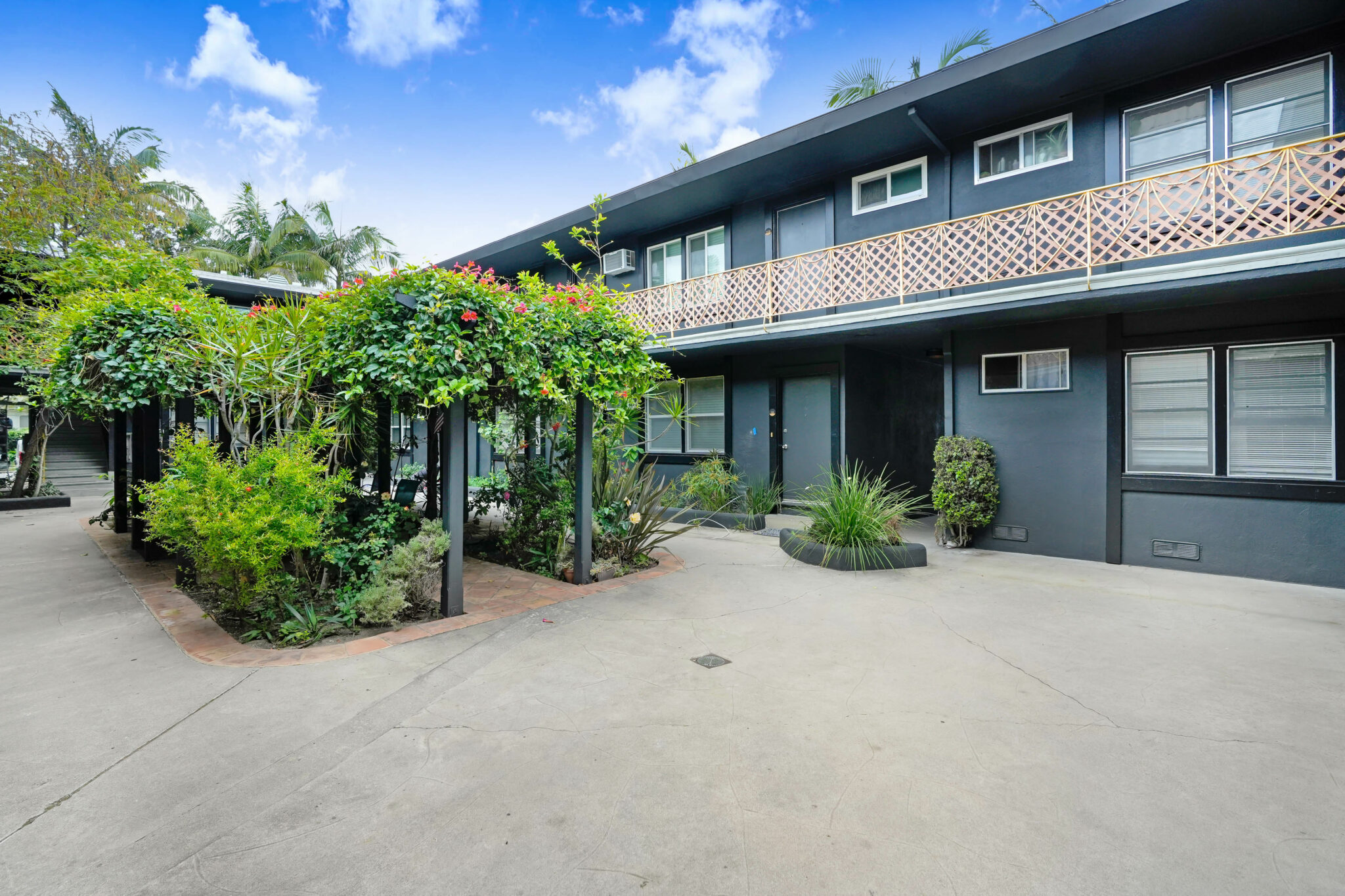 1844-1850 North Harvard Building Photo 3