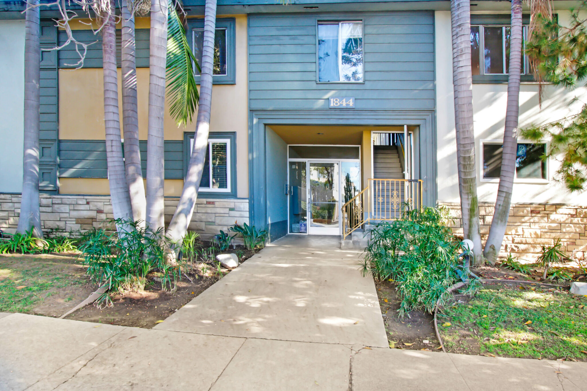 1844-1850 North Harvard Building Photo 2