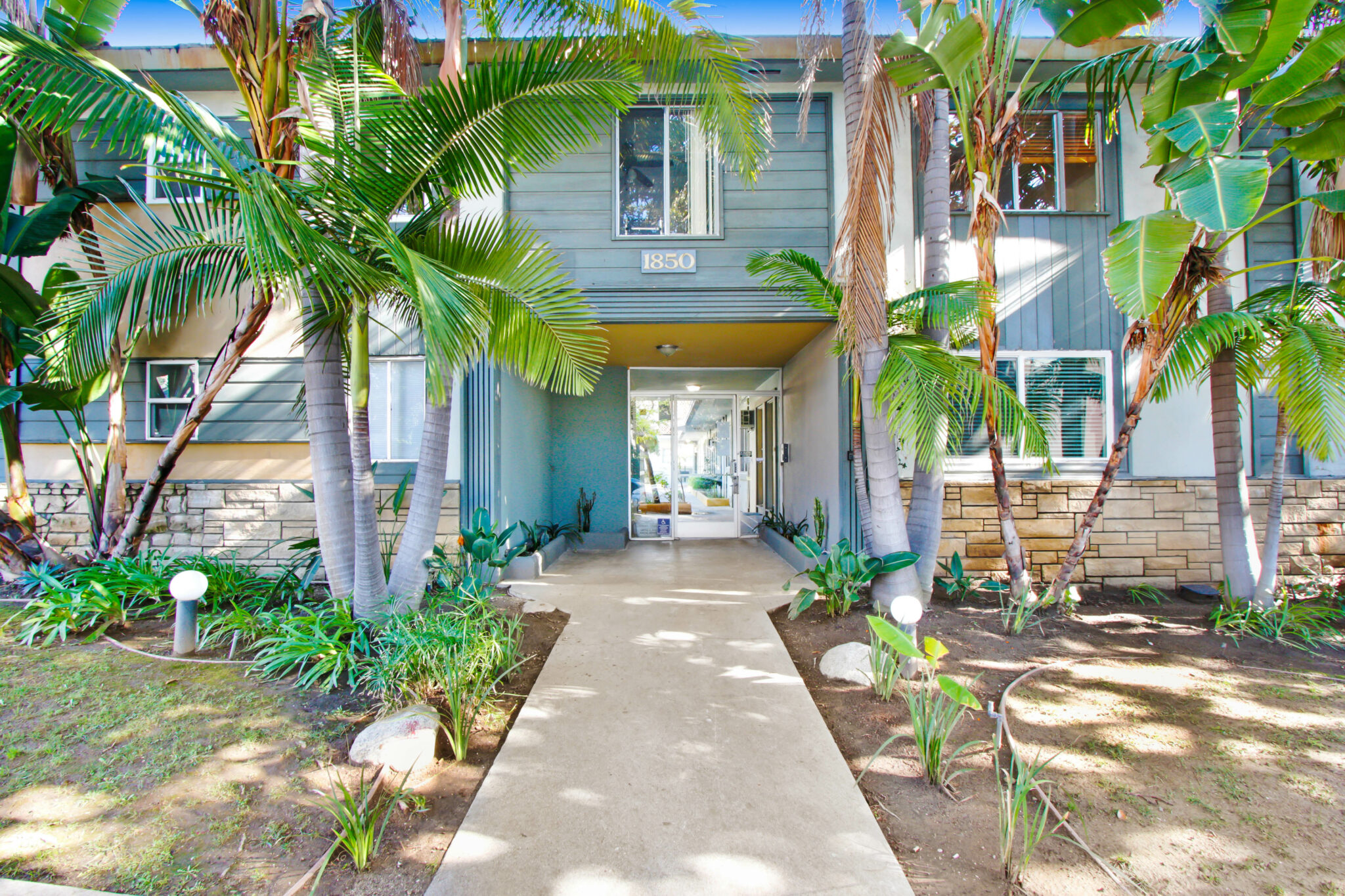 1844-1850 North Harvard Building Photo 4